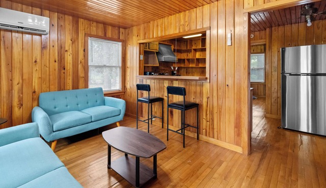 Cabin style 1-bedroom apartment with WiFi, AC, & Pool in fantastic Jacksonville