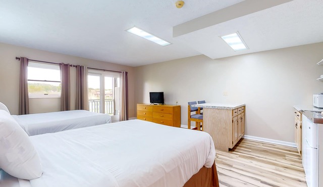 Calm, dog-friendly studio with patio, gym, game room & picnic area - near lake