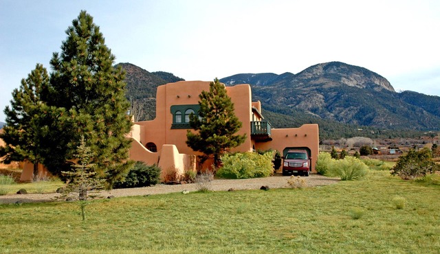 Casa del Lujo Open Floor Plan Great Mountain Views pool tennis Hot Tub wi-fi in Arroyo Seco