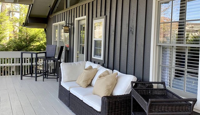 Cedar Rise Walking distance to the lake and Greystone Inn.