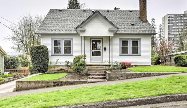 Central Eugene House w/Updated Interior & Yard! in Eugene