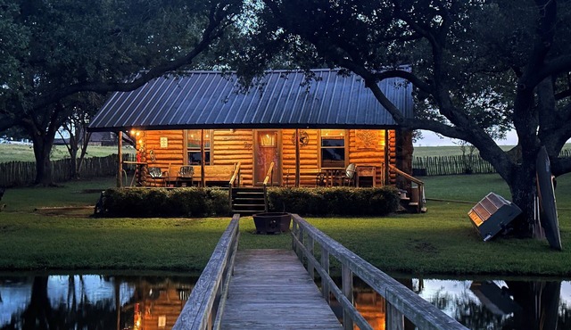 Charming 1-bedroom cabin over looking a pond & located on a cattle ranch in Mount Enterprise