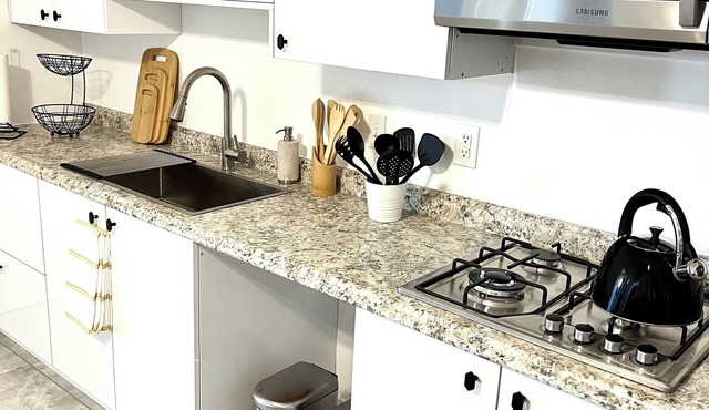 Charming 1-bedroom house in amazing Los Angeles with AC, WiFi in Los Angeles