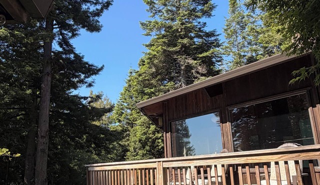 Charming 2-bedroom country house in Fort Bragg with a view of Mckerriker Beach. in Fort Bragg