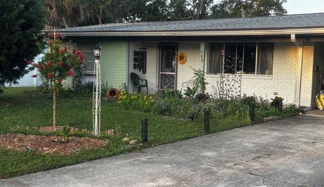 Charming 2-bedroom cottage with AC in Edgewater just off the Indian River