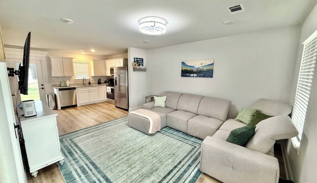 Charming 2-bedroom cottage in Gulfport with AC, WiFi. Winter & TDY rates for AD