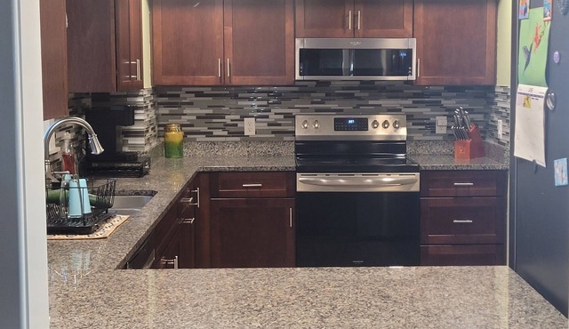 Charming 2-bedroom house in wonderful Bennington with WiFi, AC And More! in Bennington