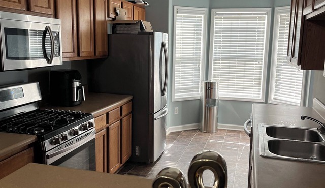 Charming 2-bedroom townhome in College Park with AC, WiFi