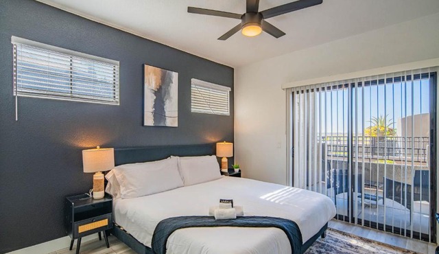 Charming 2B King Bed with Pool Hot Tub, Gym, Parking in Glendale