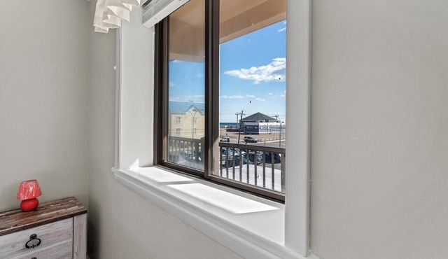 Charming 2bedroom ocean view beach front condo in Seaside Hts w pool, AC, WiFi in Seaside Heights
