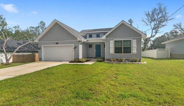 Charming 3-bedroom house just 9.5 miles from Johnson Beach in Perdido Key.