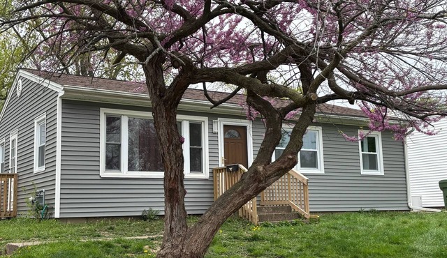 Charming 3-bedroom pet friendly house with fenced in yard in Clinton, IA. in Clinton