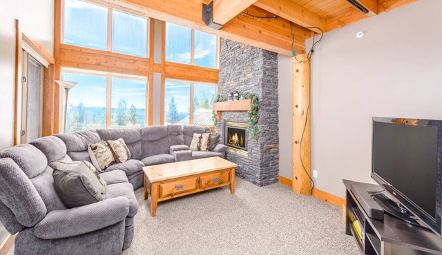 Charming Alpine Retreat w/Private Hot Tub in Beaverdell