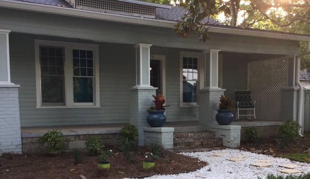 Charming Bungalow, walking distance to everything, private and pet friendly!