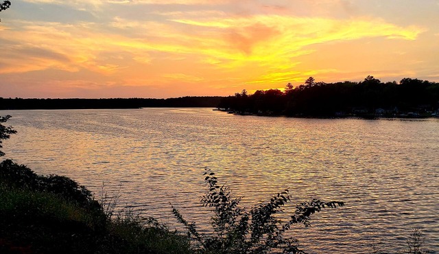 Charming completely updated cottage with water views of Croton Pond. in Newaygo