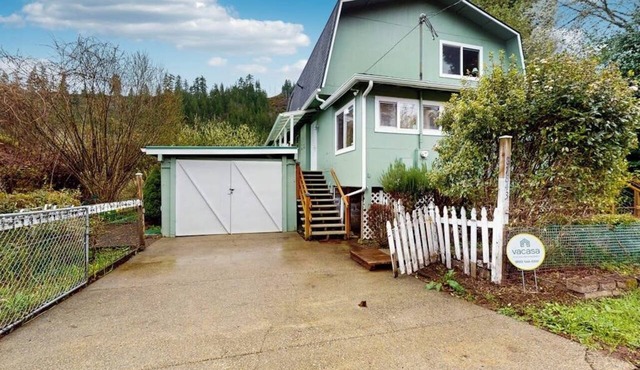 Charming home on the Siuslaw River with a fire pit, WiFi, & W&D in Mapleton