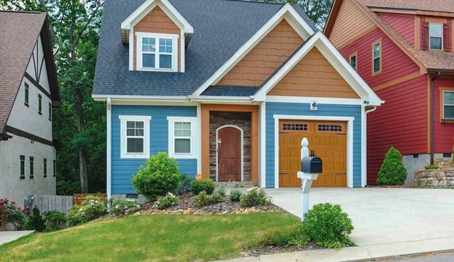 Charming home with screened porch, private yard, fireplace, & fast WiFi