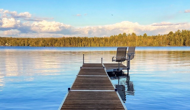 Charming home with direct lake access, close to town