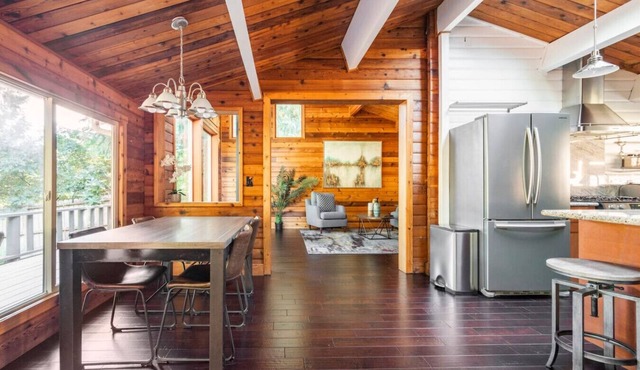 Charming Lakefront Log Cabin in Fall City
