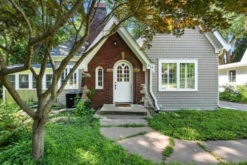 Charming Manville Heights Cottage Retreat home in Iowa City