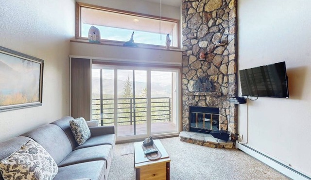 Charming Mountain View Condo with WiFi, Fireplace in Silverthorne