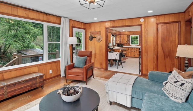 Charming Mtn Cabin, Hot Tub+Fire Pit, Private, WiFi, Grill, Near Green Mtn Area!