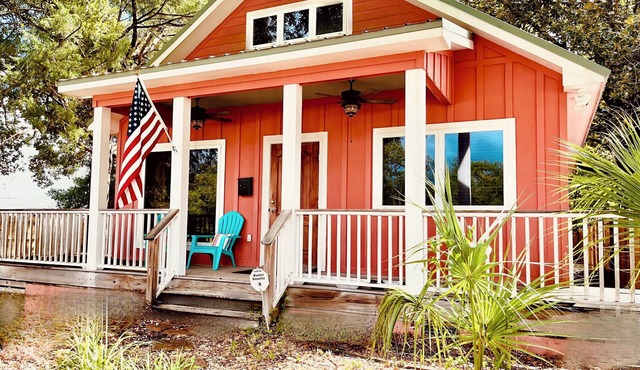 Charming, newly renovated 1-BR/2-BA home close to the Bay, boat launch & beaches
