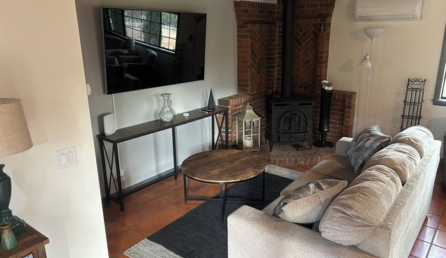 Charming, quiet cottage in brilliant Fallbrook with AC, WiFi, private, Smart TV. in Fallbrook