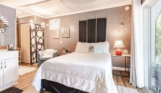 Charming Studio Near Charleston's Hot Spots!