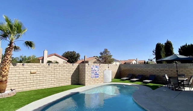 Cheerful 3-Bedroom home w/Pool(minutes to the Strip)