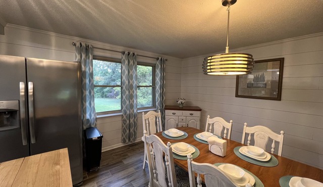 Cheerful, relaxing ranch in quiet neighborhood with fire pit