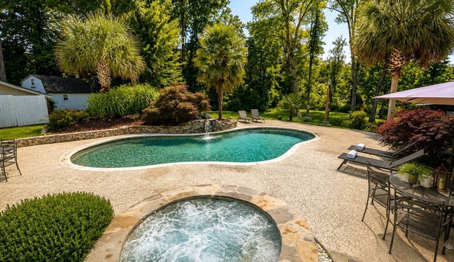 Chef’s Château Suite A Private King Suite with Pool & Hot Tub
