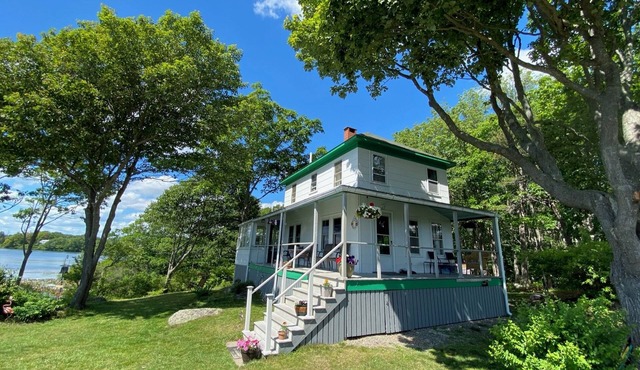 Classic 4 BR cottage steps from the beach: off-season rental inquiries welcome! in Biddeford