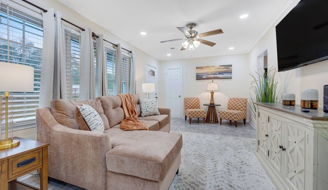 Classic Comfort Home- Near Ft Benning Large Deck Sleeps 10