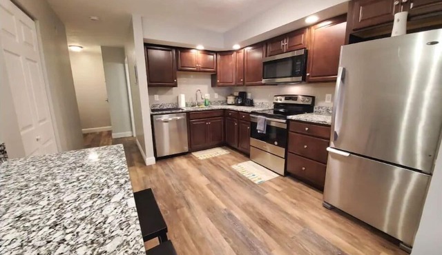 Clean 3 Bed Apartment near Boston +Free Parking in Somerville