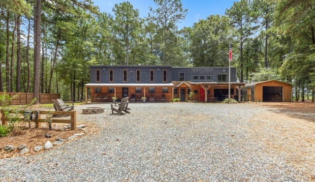 Clean, comfortable, and overlooking a pond with a fountain, our Barndo is perfect for Fairgrounds events, family getaways, and work stays. Just 10 minutes from Perry, with a fully stocked kitchen, coffee station, and outdoor kitchen.