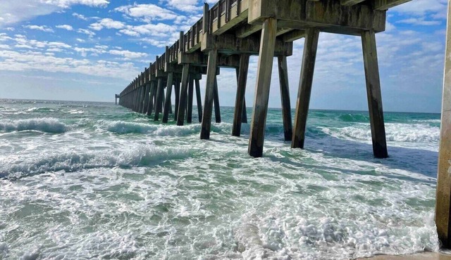 Coastal Dog-Friendly Haven, Mins to FL&AL Beaches