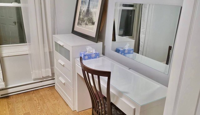 Comfortable 2-bedroom Apartment in Laval, 2 Parking Spaces, Optional Car Ren in Laval