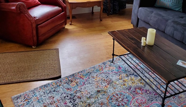 Comfortable 2 bedroom close to U of Oregon, downtown, buses, shops & hospitals. in Eugene