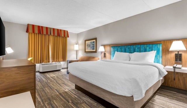 Comfortable Lake Stay with Free Breakfast, Parking & Access to Outdoor Fun
