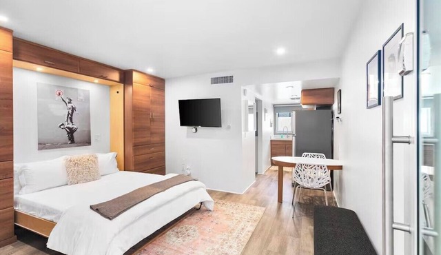 Contemporary Studio in DTPH with Pool in Phoenix