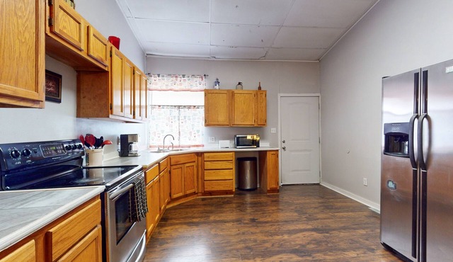 Conveniently located house with spacious rooms & full kitchen in Ingleside