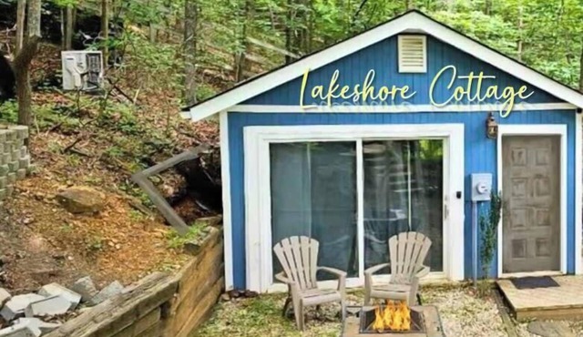 Cottage by the lakeshore with a private hot tub!