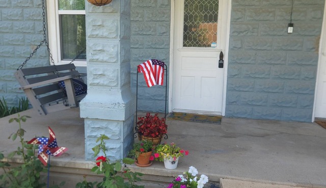 Cozy 1-bedroom 1910 efficiency apartment in charming Cave Springs with AC