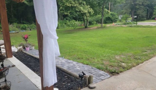Cozy 1-bedroom in house on 2 acres with WiFi, AC