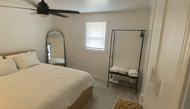 Cozy 2-bedroom apartment in welcoming Warner Robins with WiFi, AC