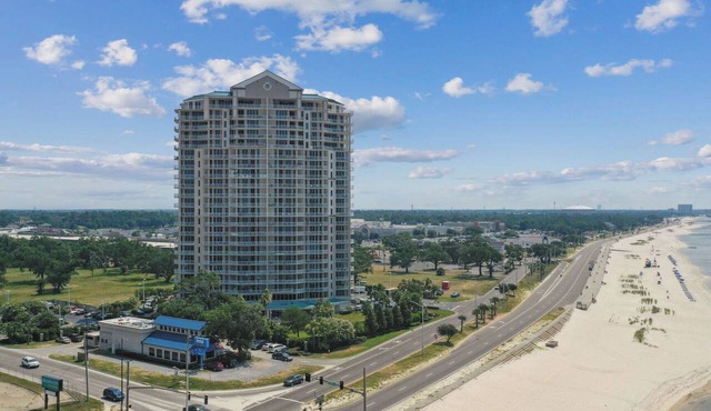 Cozy 2-bedroom condo in Charming Biloxi, Beach Access & Full Amenities