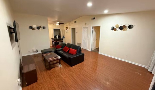 Cozy 2-bedroom Dwelling in Union City