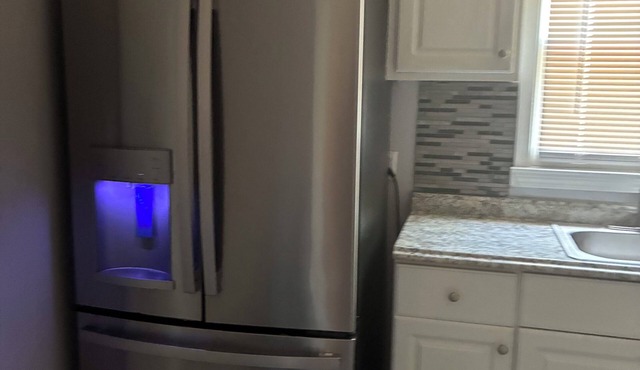 Cozy 2-bedroom house just 12 min from the airport and a 2 min drive to Walmart