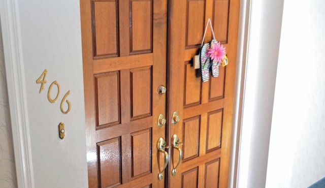 Cozy 3-bedroom condo WiFi, AC Cocoa Beach. Ocean front building close toDowntown
